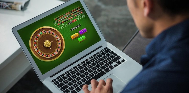 Pengguna memegang ponsel pintar dengan aplikasi kontrol waktu bermain terbuka